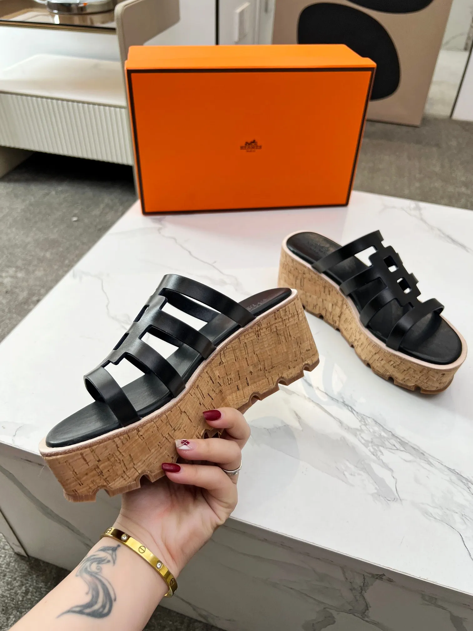 👟👟Ex-factory price 480👟👟 Hermès, upgraded version and workmanship materials. Hermes®🔴The highest version of handmade shoes on the market✨✨ Top product Hermès platform shoes🐎——————————The new model in early spring is the same as the original version, handmade by masters! ❥High-end customization, exclusive products, the highest version in the industry⚠❥Using: Hermers upper: Italian imported cowhide + sheepskin lining (pursuing top walking comfort) ✨～～〰〰〰〰❥ Packing: full set of original packaging━━━━Hermes━━━━━ size: 35-41 (42) customized and non-returnable)